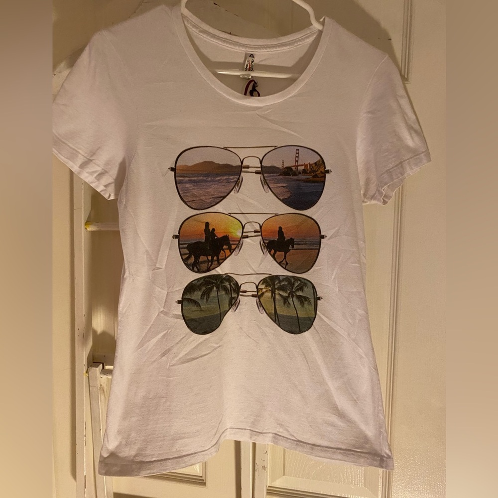Avaitor sunglassess on T-shirt